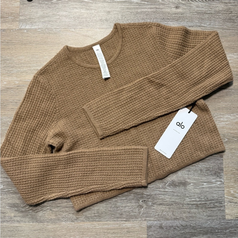 Alo Yoga Cashmere Plush Waffle Cropped Long Sleeve - Toasted Almond